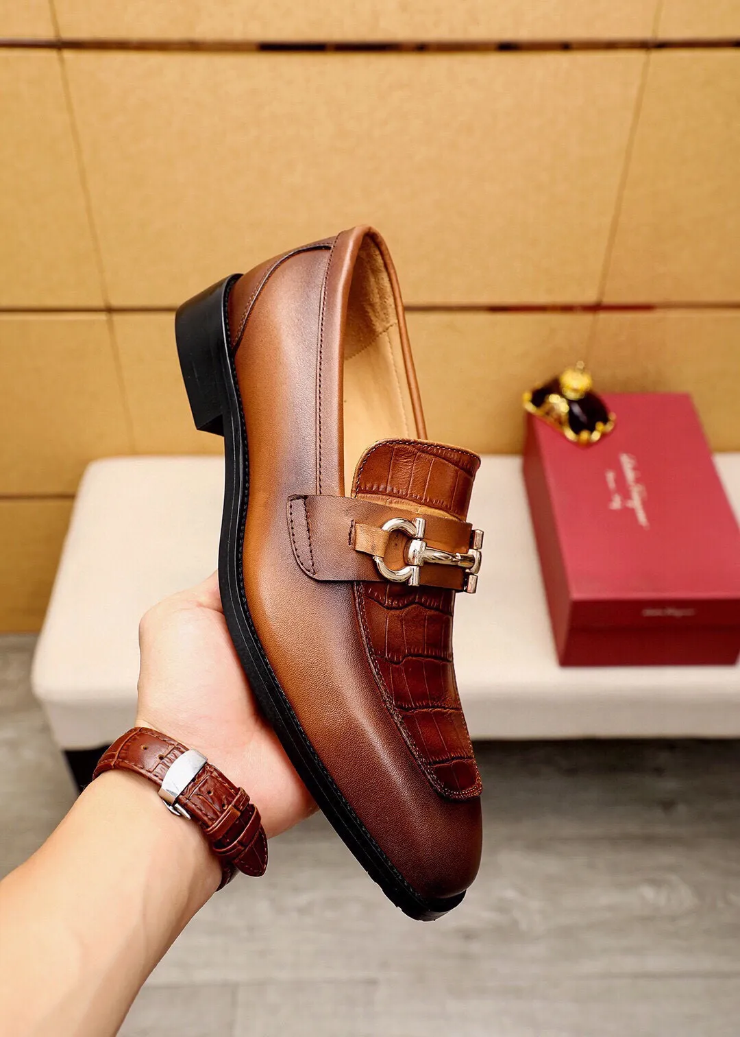 Men's shoes 💰460 💐 Product trademark: Ferragamo "Ferragamo" casual leather shoes Regular size: 38-44 (45.46.47🉑️Customized) Product materials: Selected imported first-layer calfskin embossed upper + luxury hardware buckle, imported water-dyed cow leather lining. Strong three-dimensional visual effect, original outsole color: 2 colors available